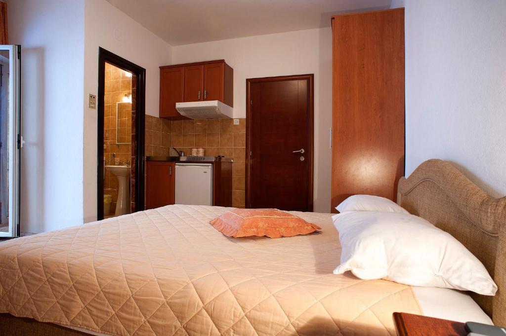 Apartments Vuksic Sveti Stefan Pokoj fotografie