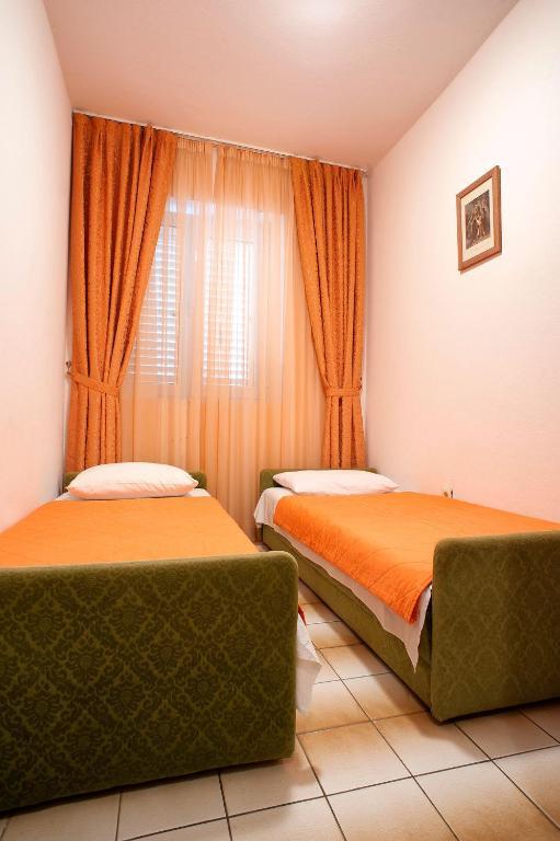 Apartments Vuksic Sveti Stefan Pokoj fotografie